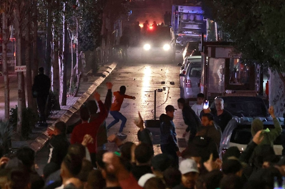 Los soldados enemigos irrumpieron en Beitunia y dispararon gases lacrimógenos y granadas de sonido.