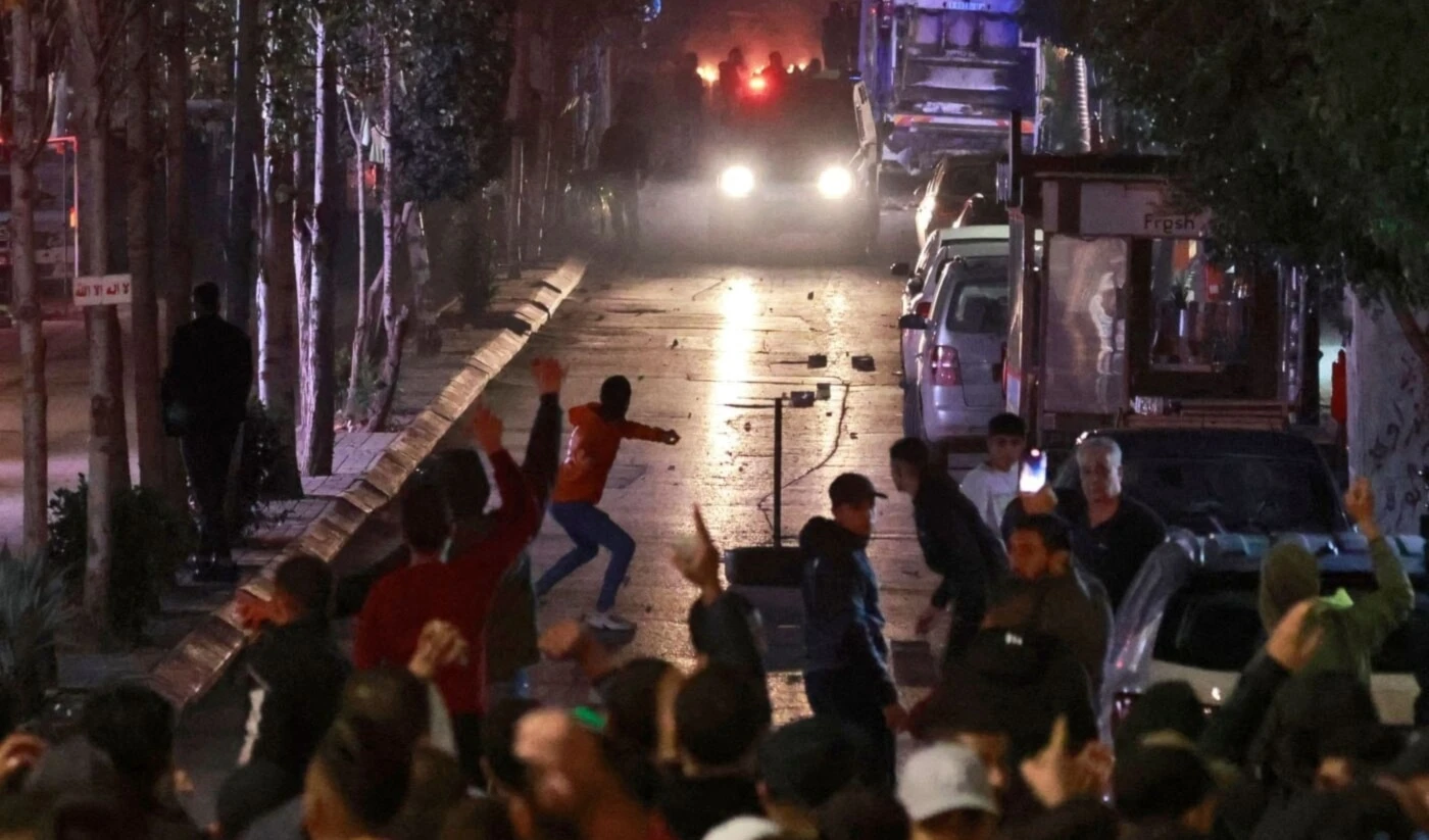 Los soldados enemigos irrumpieron en Beitunia y dispararon gases lacrimógenos y granadas de sonido.
