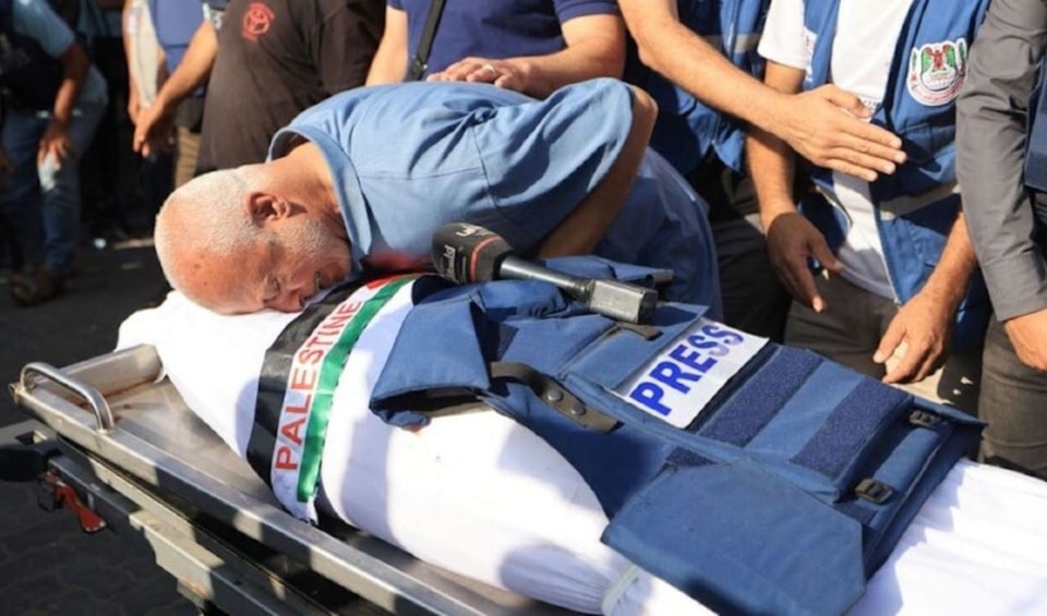 La cadena Palestina TV confirmó el asesinato de su corresponsal, Mohamed Abu Hatab y otros once miembros de su familia en un ataque contra su casa en Khan Yunis.