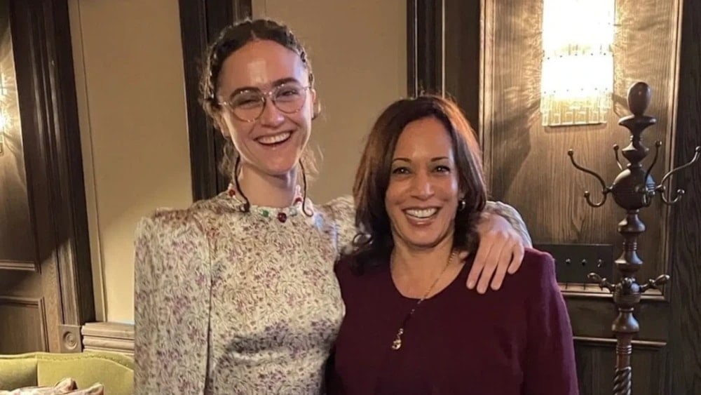 La vicepresidenta de EE.UU., Kamala Harris (derecha) junto a su nuera Ella Amhoff.