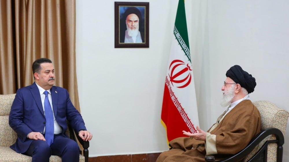 El líder de la Revolución Islámica, el ayatolah Sayyed Ali Khamenei (derecha) recibe al primer ministro de Irak, Mohammed Shia al-Sudani.