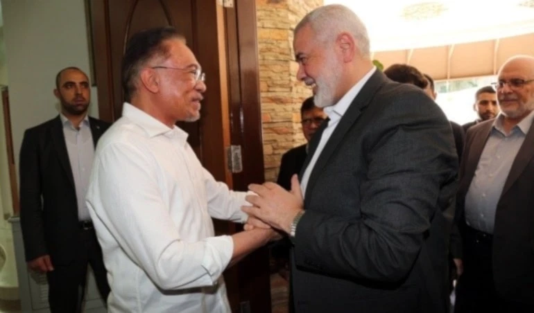 Encuentro entre el primer ministro de Malasia, Anwar Ibrahim, y el jefe del buró político de Hamas, Ismail Haniyet.