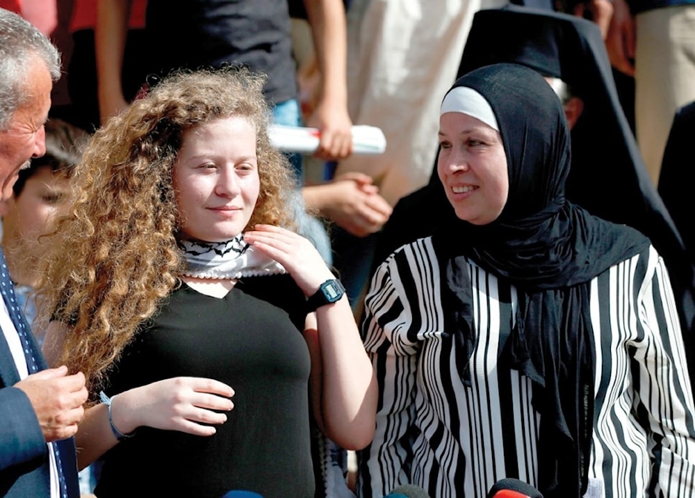 Al centro la activista y exprisionera palestina Ahed al-Tamimi.