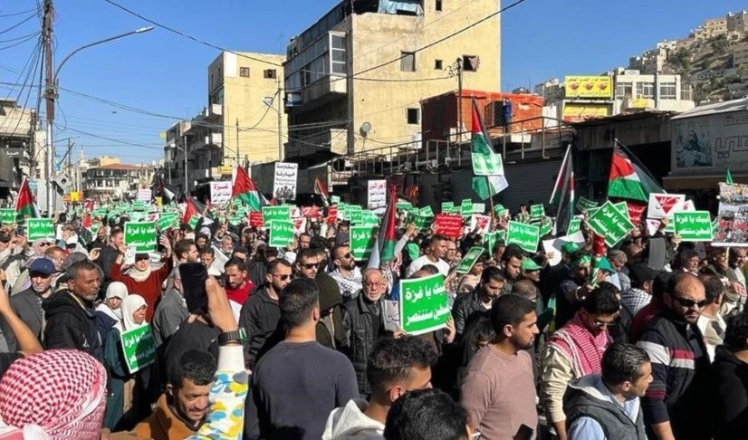Miles de jordanos salen a las calles de Ammán a manifestar su apoyo a Gaza.