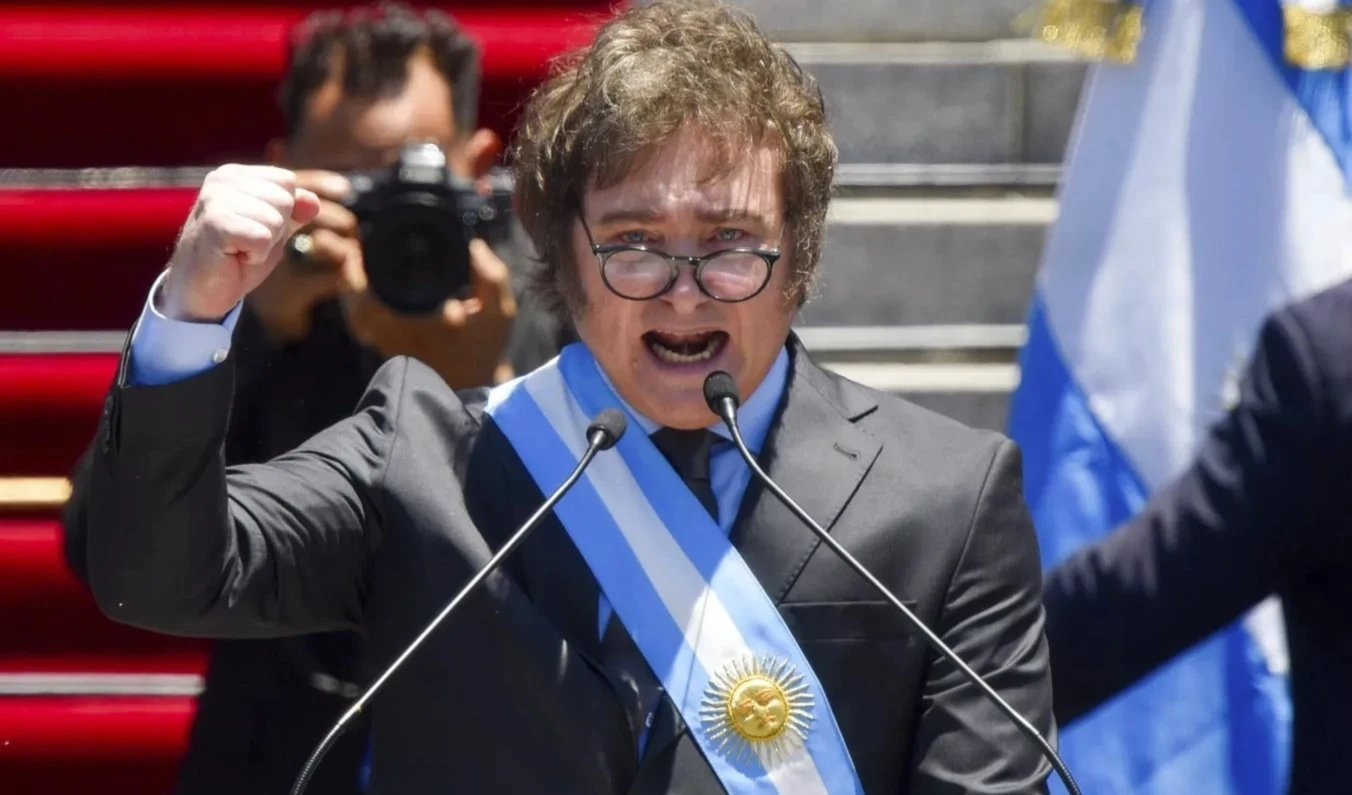 Javier Milei adelanta ajuste tras asumir como presidente de Argentina. Foto: AP.