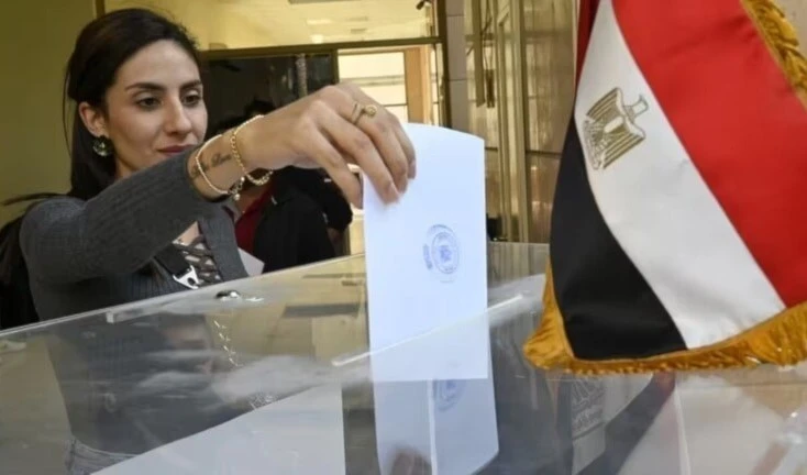 Alrededor de 67 millones de personas mayores de dieciocho años, de una población total de 104 millones, tienen derecho a votar en estas elecciones supervisadas por más de veinte mil jueces.