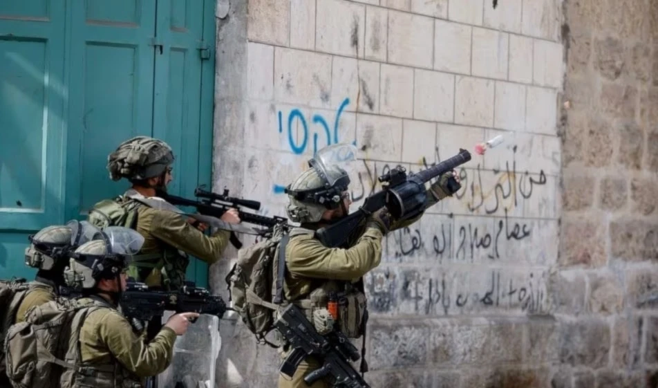 Fuerzas israelíes disparan contra los palestinos.