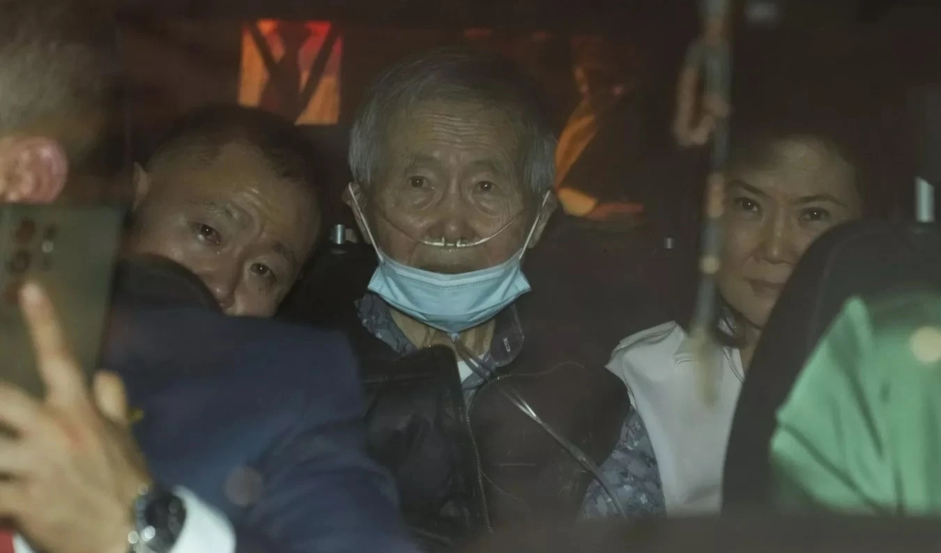 Alberto Fujimori a la salida de la prisión. Foto: AP.