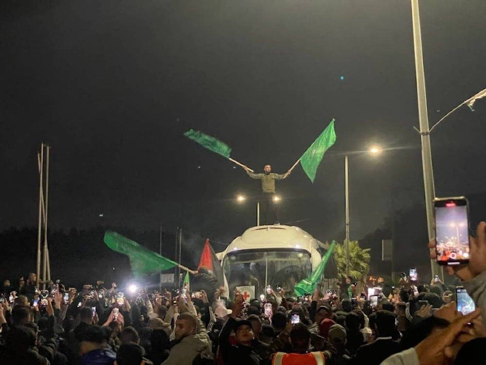 Momento en que fueron recibidos en Cisjordania los exprisioneros palestinos como resultado del canje realizado entre Hamas y la entidad israelí durante la tregua temporal humanitaria.