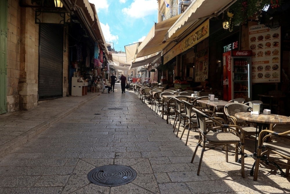 Tiendas vacías de colonos al norte de los territorios ocupados.