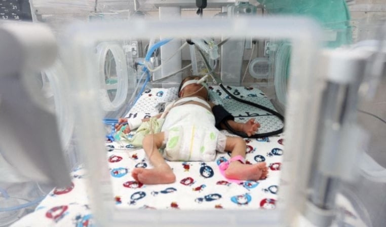 Dentro del hospital Kamal Adwan permanecen doce niños en incubadoras aún sin agua, comida ni atención médica.