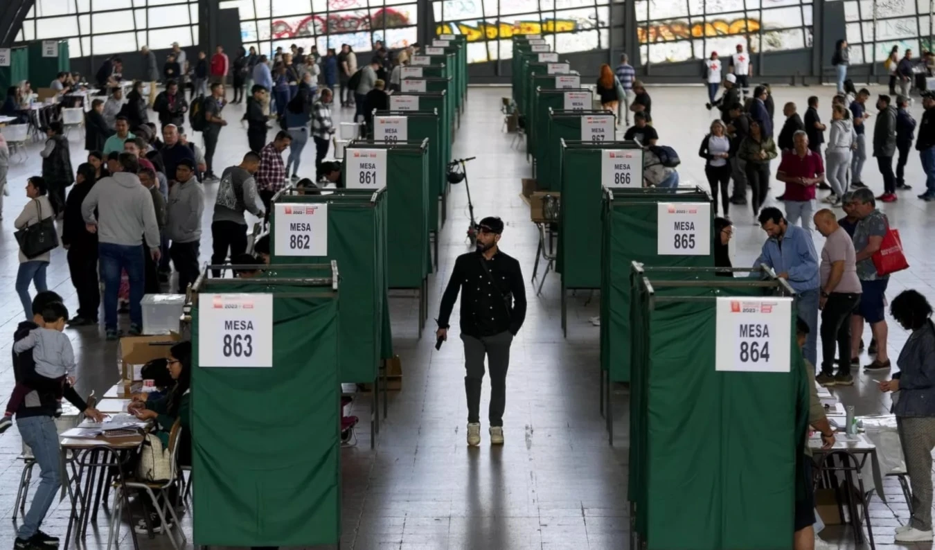Opción de “en contra¨ encabeza el plebiscito constitucional en Chile. Foto: AP.