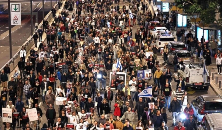 Colonos en “Tel Aviv” exigen a Netanyahu finalizar un acuerdo para el intercambio de prisioneros con la resistencia en Gaza. Colonos en “Tel Aviv” exigen a Netanyahu finalizar un acuerdo para el intercambio de prisioneros con la resistencia en Gaza.