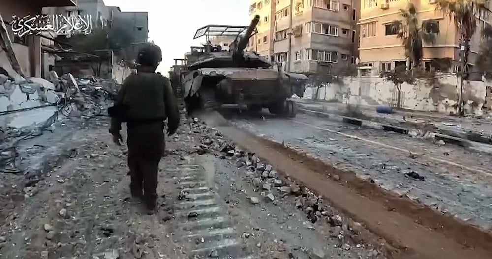 En el sur de la Franja de Gaza, Al-Qassam atacó dos tanques Merkava con proyectiles Yassin 105.