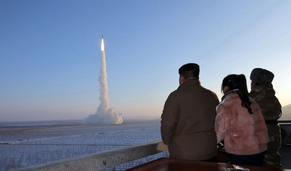 El líder Kim Jong-Un supervisó el lanzamiento del Hwasong-18.