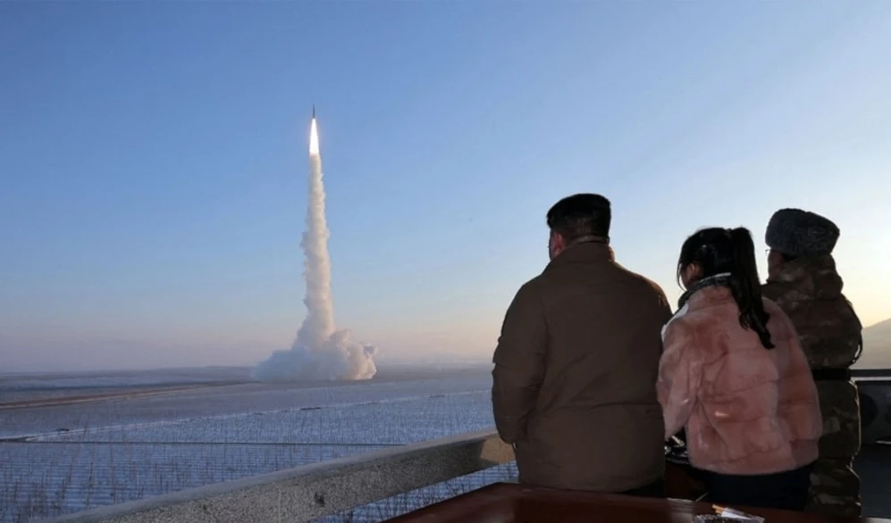 El líder Kim Jong-Un supervisó el lanzamiento del Hwasong-18.