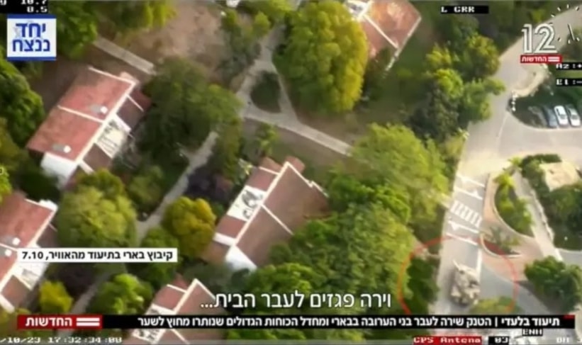 Una imagen de las escenas publicada por Haaretz muestra un tanque parado frente a una casa en el asentamiento de Beeri.