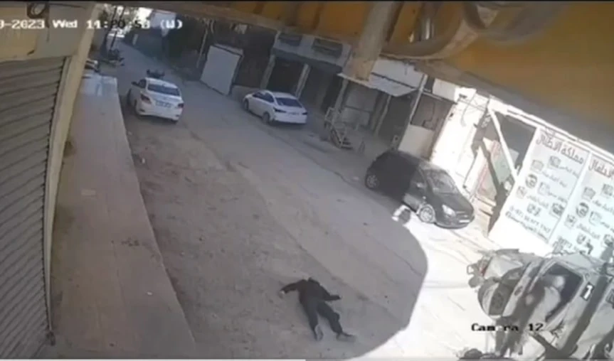 Soldado israelí fotografía el cadáver de un niño palestino asesinado.