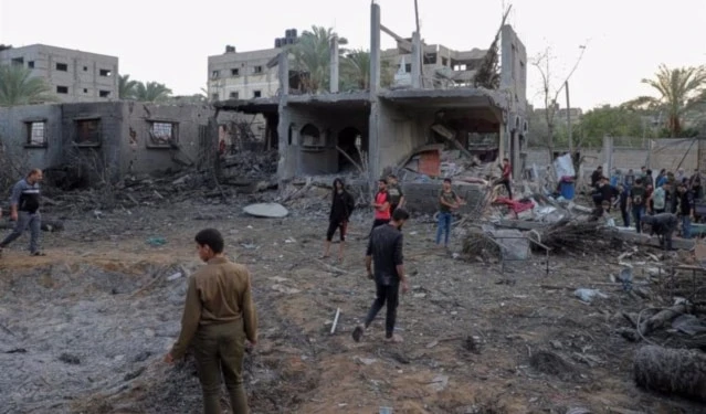 Las fuerzas israelíes atacaron más de 400 objetivos en Gaza desde el fin de la tregua y es la ciudad de Khan Yunis el foco actual de los bombardeos.