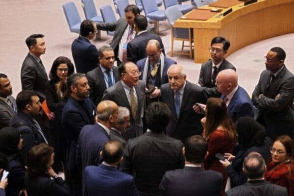     mbajador palestino ante las Naciones Unidas, Riyad Mansour, habla con miembros del Consejo de Seguridad de la ONU durante una reunión sobre la agresión israelí contra Gaza en la sede de las Naciones Unidas el 19 de diciembre de 2023 (agencias)