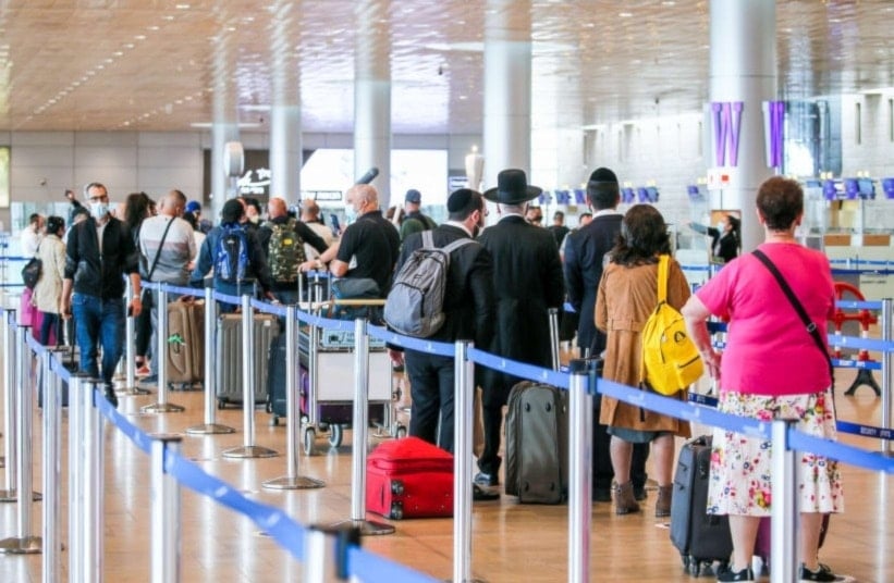 Israelíes en la sala de embarque del aeropuerto Ben Gurion, cerca de Tel Aviv, esperando emigrar de la entidad ocupante. 