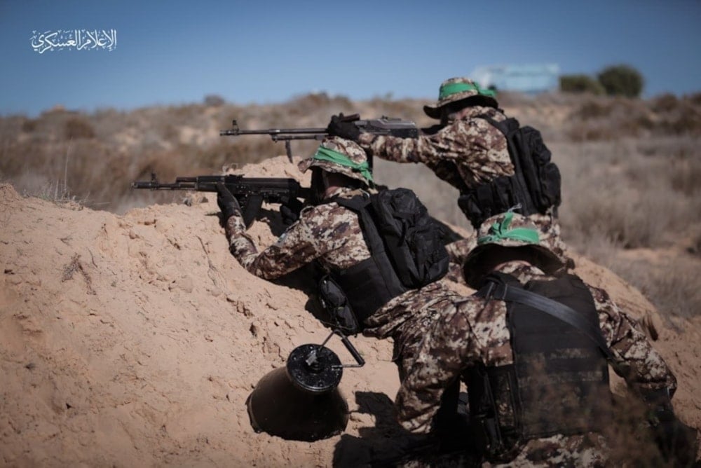 Combatientes de Hamas enfrentan a las tropas enemigas a corta distancia.