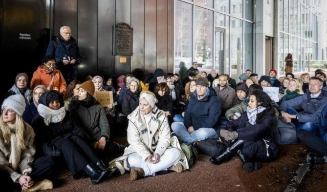 Empleados de la cancillería de Holanda protestan contra la guerra en Gaza.