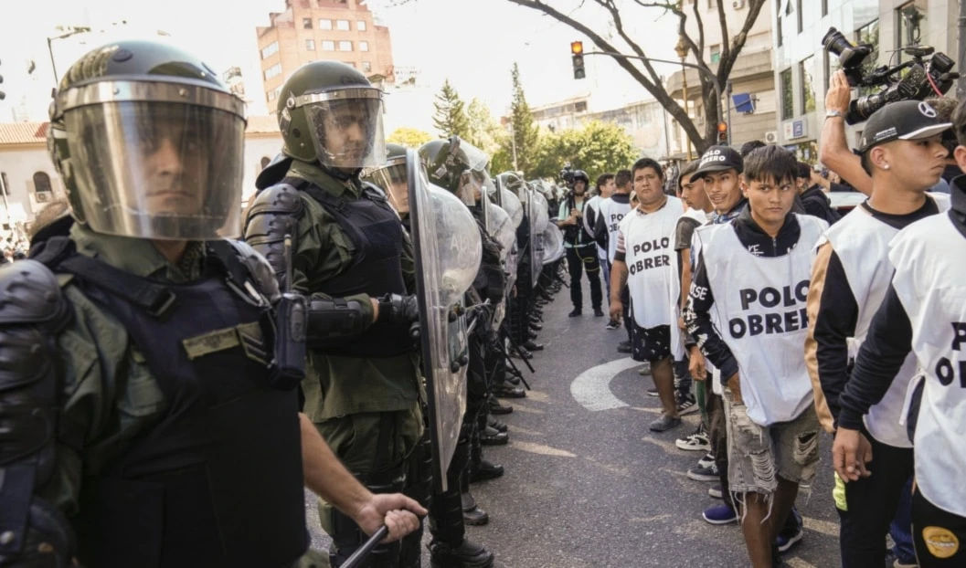 Marchan en Argentina contra ajuste y medidas antiprotestas. Foto: AP.