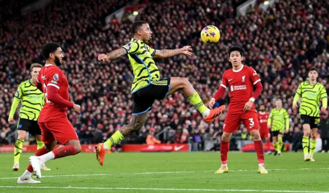 Arsenal empata con Liverpool y lidera Premier League