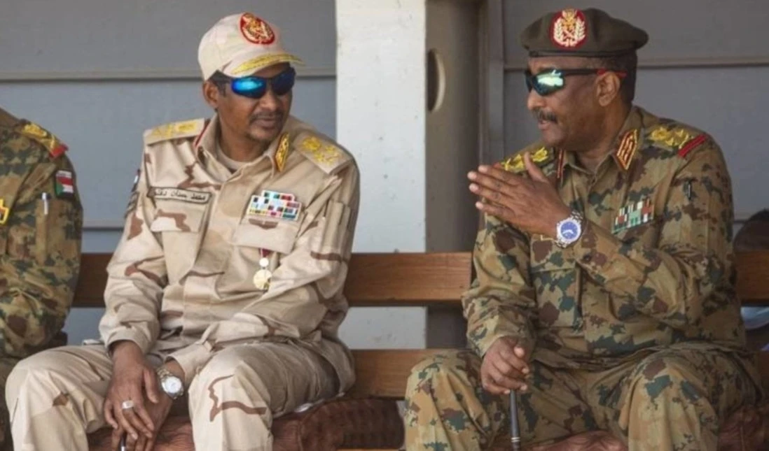 Los jefes militares rivales Abdel Fattah Al-Burhan (I) y Mohamed Hamdan Dagalo (D), en el pasado. Los jefes militares rivales Abdel Fattah Al-Burhan (I) y Mohamed Hamdan Dagalo (D), en el pasado.