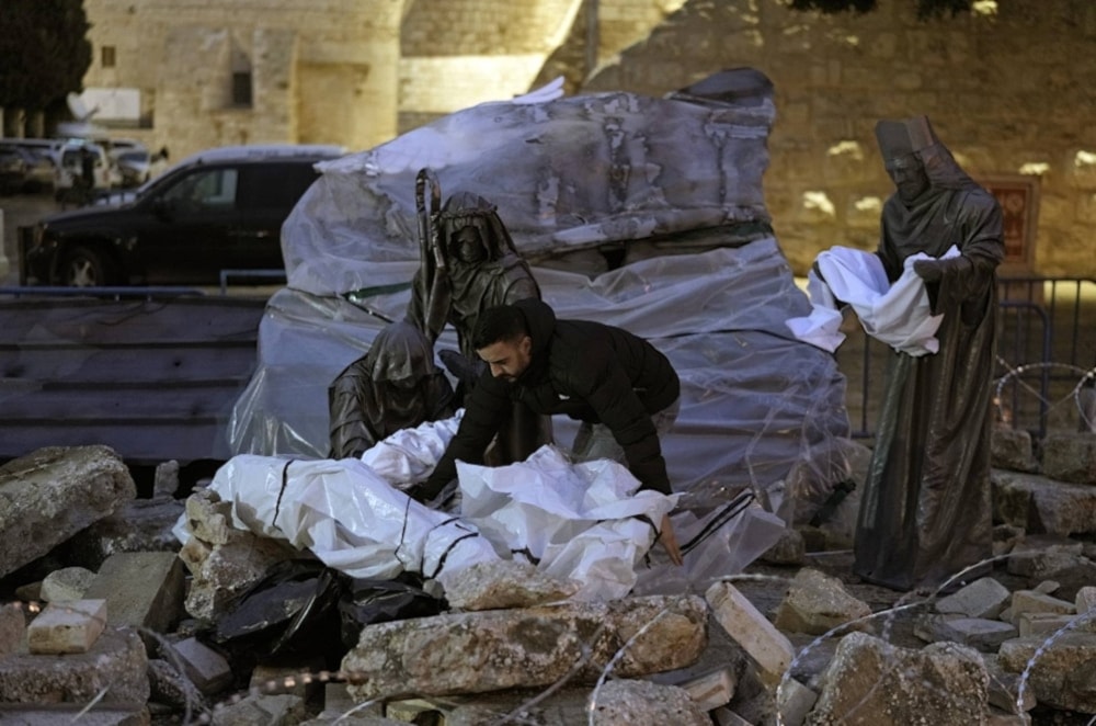 La escultura a tamaño real encarna el genocidio que sufren los palestinos en la Franja de Gaza. 