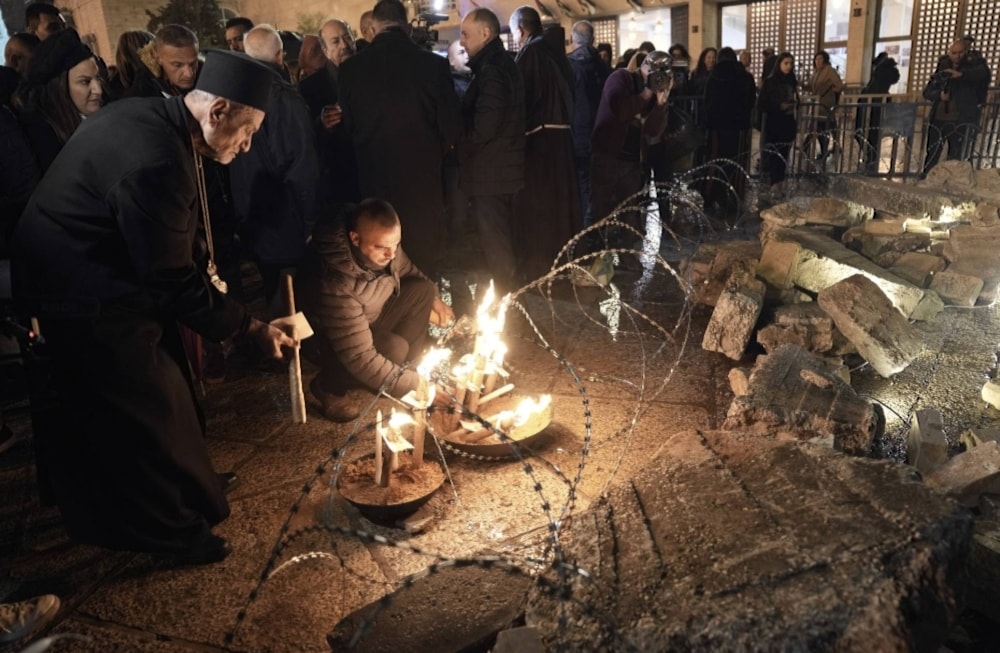 Líderes religiosos, funcionarios y miembros del cuerpo diplomático acreditados ante la Autoridad Palestina, junto a ciudadanos encendieron velas y oraron durante la Noche Buena. 