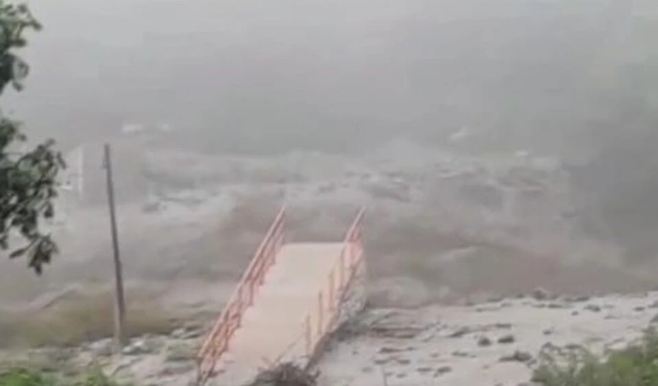 Alud derriba un puente peatonal en Argentina