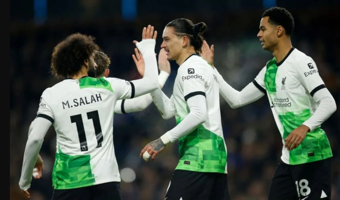 Liverpool supera a Burnley y asciende a cima de fútbol inglés