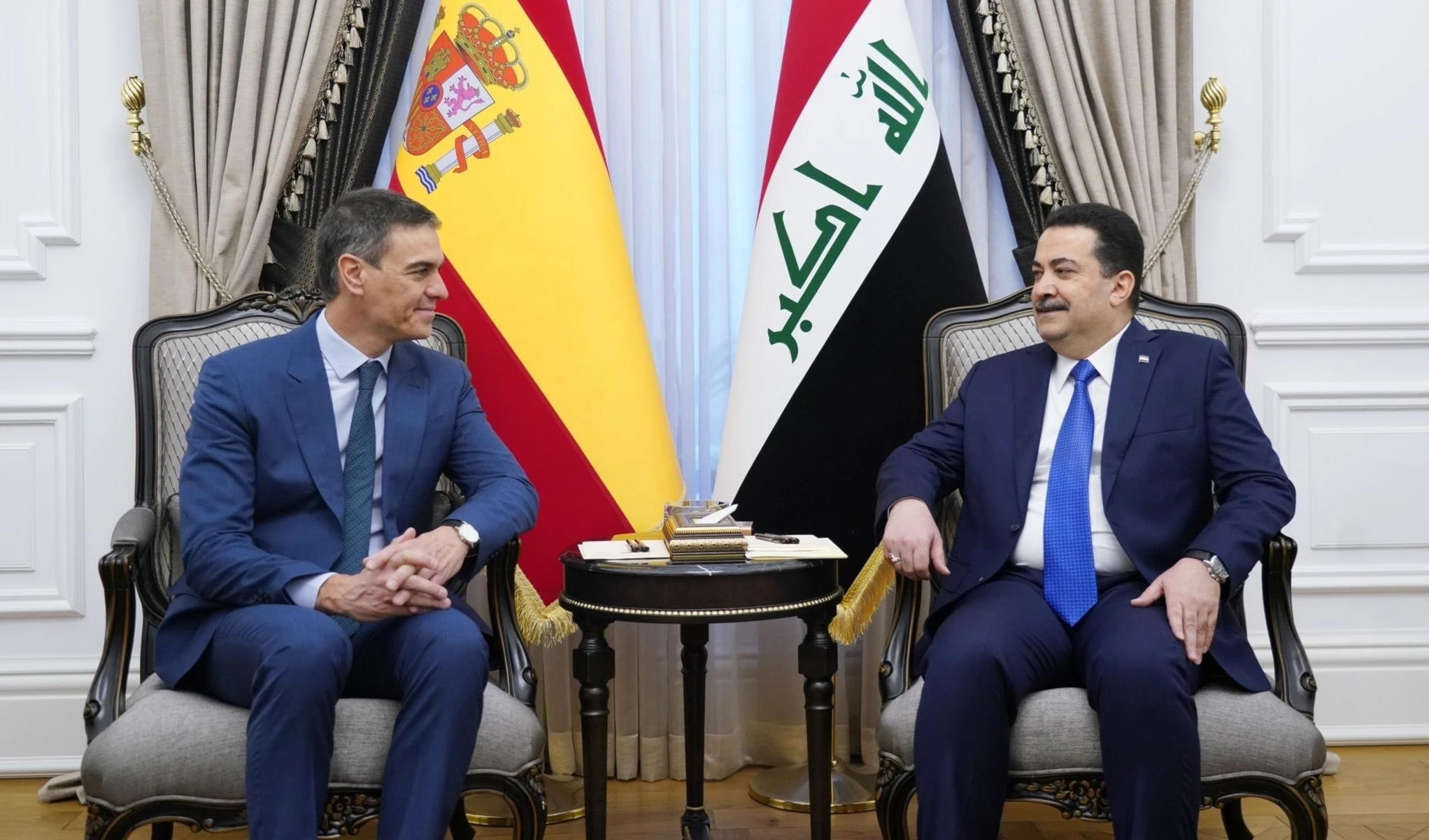 El primer ministro de Irak, Mohammad Shia al-Sudani, recibe al presidente del gobierno de España, Pedro Sánchez.