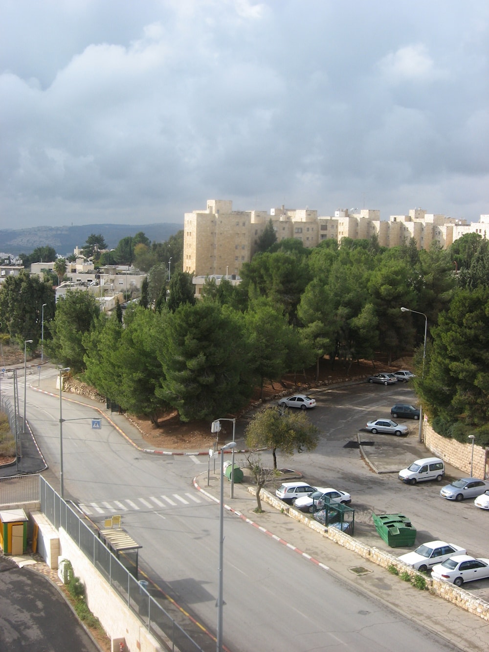 La Colina Francesa, conocida como French Hill en inglés, es un barrio ubicado en la parte noreste de la ciudad de Jerusalén, creado en 1969 en territorio ocupado durante la Guerra de los Seis Días en 1967.
