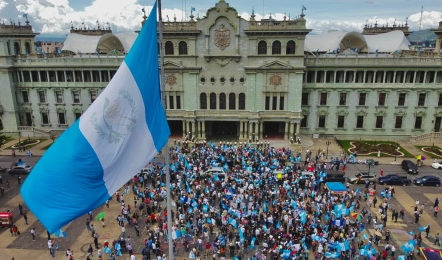 Pueblos originarios rechazan acciones del Congreso de Guatemala. Foto: EFE. Pueblos originarios rechazan acciones del Congreso de Guatemala. Foto: EFE.