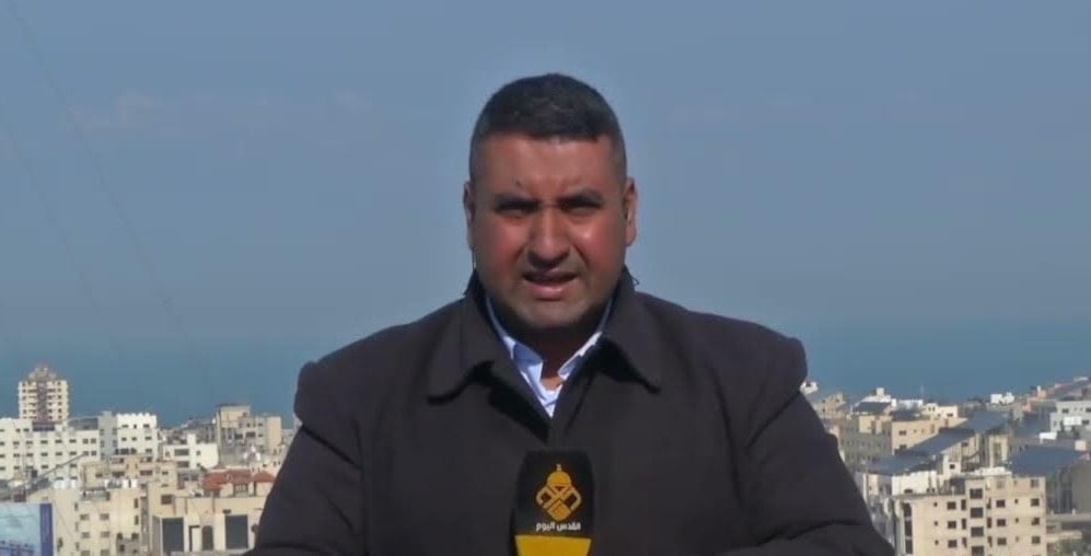 El periodista palestino, Jabr Abu Hadros, y varios miembros de su familia, murieron durante un ataque aéreo israelí contra su casa en el campamento de refugiados de Nuseirat.