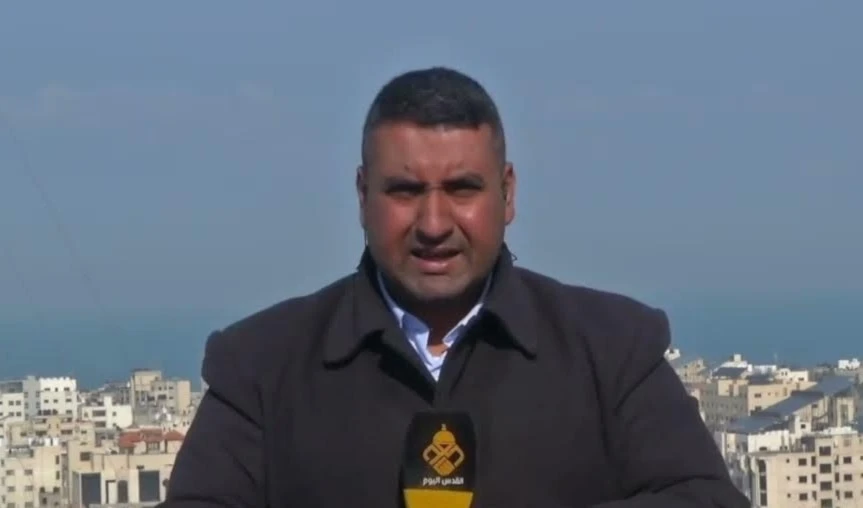 El periodista palestino, Jabr Abu Hadros, y varios miembros de su familia, murieron durante un ataque aéreo israelí contra su casa en el campamento de refugiados de Nuseirat.