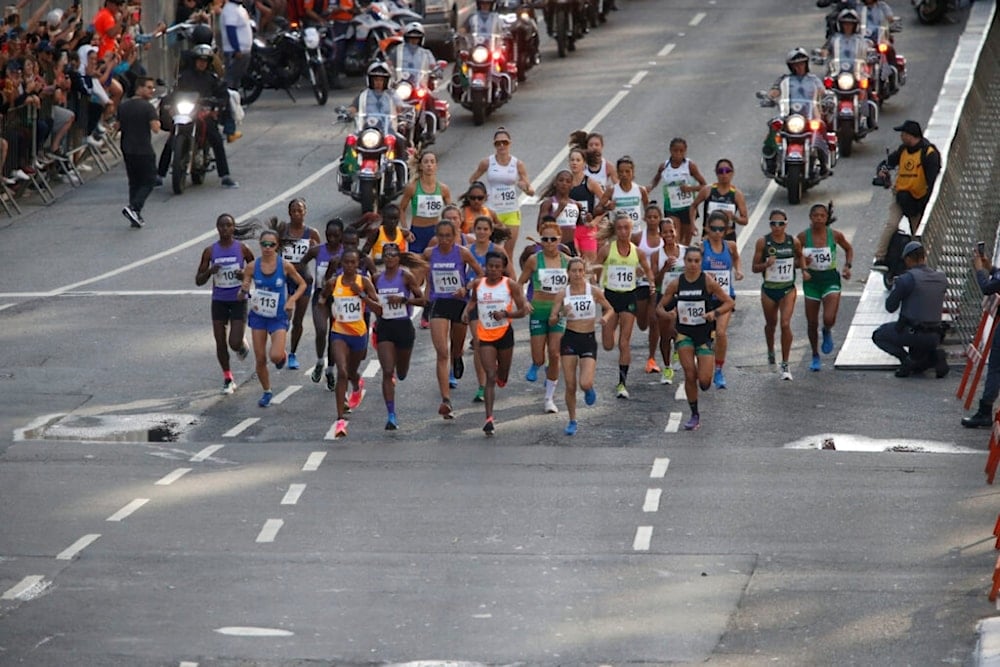 Fondistas kenianos triunfan en carrera San Silvestre en Brasil.