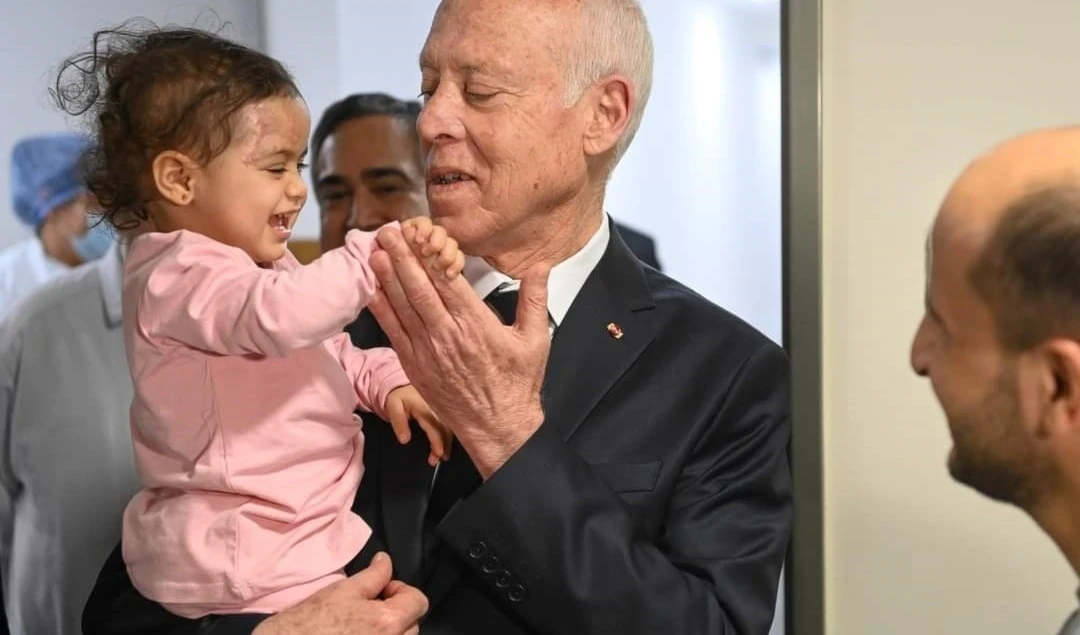 El presidente de Túnez, Kais Saied, durante su visita el domingo a los heridos de la Franja de Gaza, en varios hospitales públicos y centros médicos privados del país.