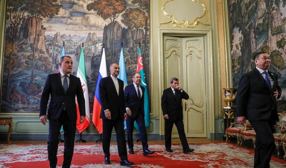 El canciller iraní visita Moscú, la capital de Rusia.