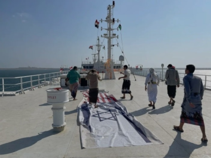 Los turistas yemeníes llegan desde todas las regiones, disfrutan de actividades en el barco y pisotean las banderas de “Israel” y Estados Unidos como si fueran una alfombra. 