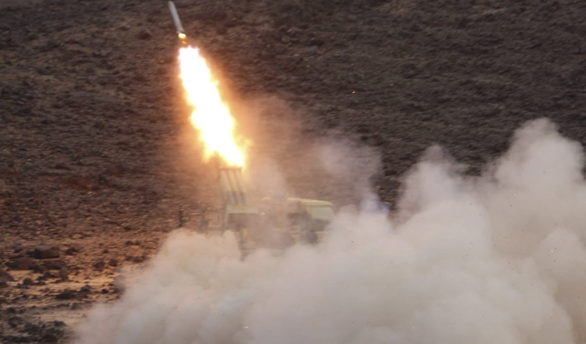 Fuerzas Armadas de Yemen lanzan misiles contra territorio palestino ocupado. Fuerzas Armadas de Yemen lanzan misiles contra territorio palestino ocupado.