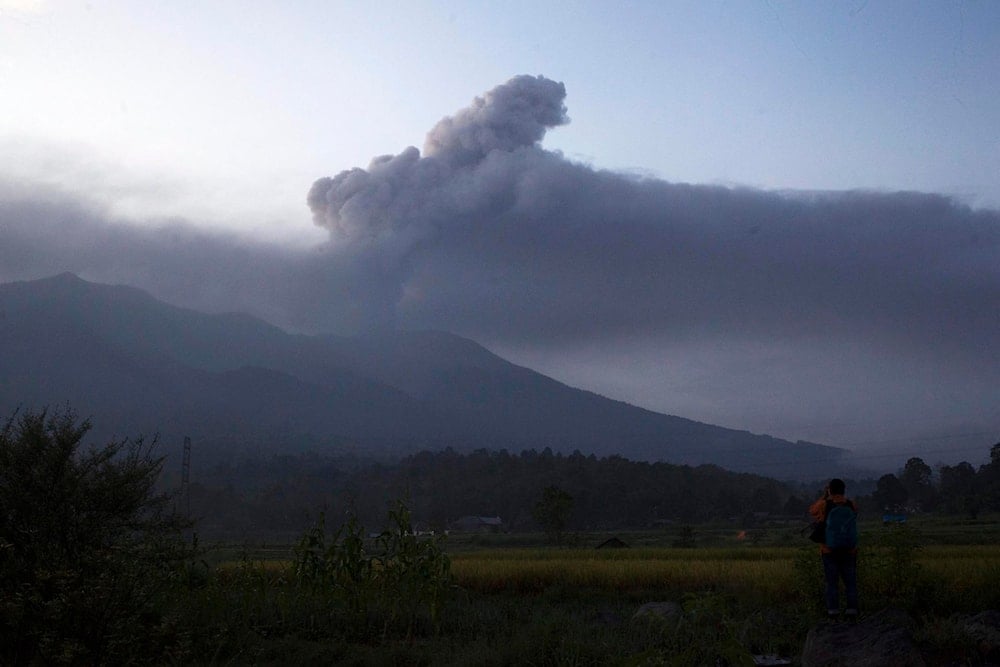 Erupción de volcán en Indonesia provoca la muerte de 22 personas. Foto: EFE. 