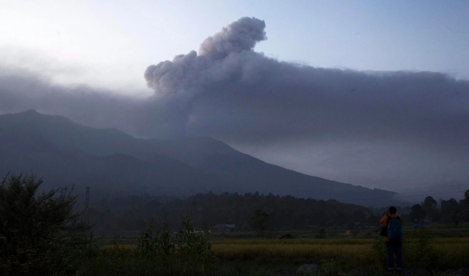 Erupción de volcán en Indonesia provoca la muerte de 22 personas. Foto: EFE. Erupción de volcán en Indonesia provoca la muerte de 22 personas. Foto: EFE.