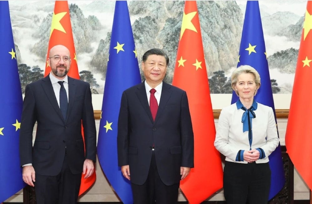 De izquierda a derecha el presidente del Consejo Europeo, Charles Michel; el mandatario chino, Xi Jingping; y la presidenta de la Comisión Europea, Ursula von der Leyen, durante la cumbre celebrada este jueves en Beijing. 