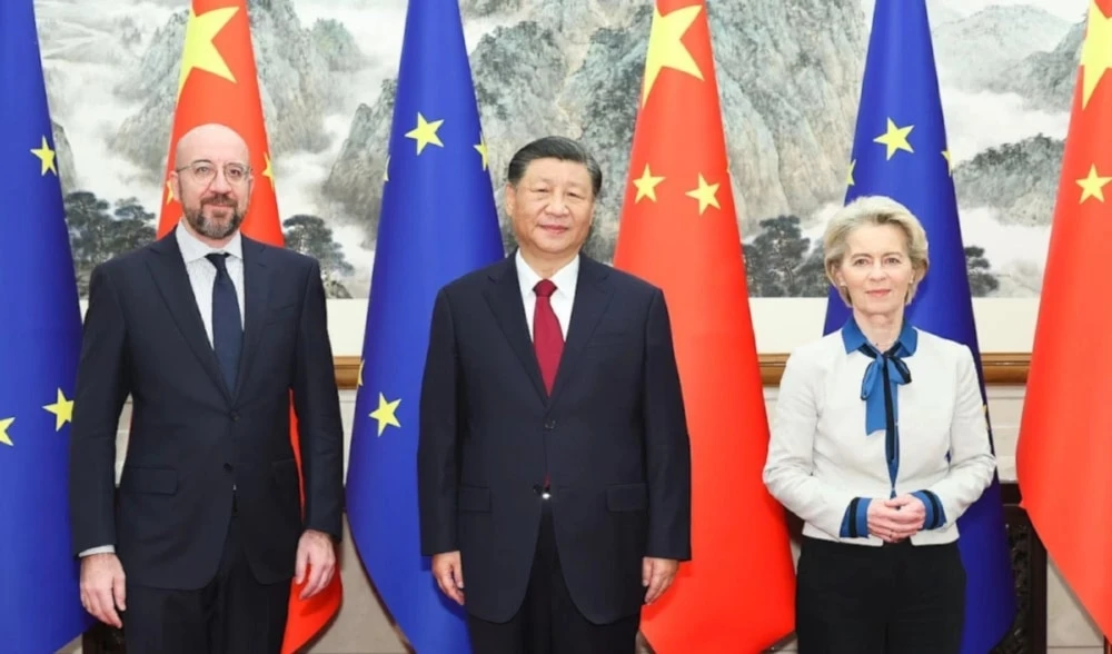 De izquierda a derecha el presidente del Consejo Europeo, Charles Michel; el mandatario chino, Xi Jingping; y la presidenta de la Comisión Europea, Ursula von der Leyen, durante la cumbre celebrada este jueves en Beijing. De izquierda a derecha el presidente del Consejo Europeo, Charles Michel; el mandatario chino, Xi Jingping; y la presidenta de la Comisión Europea, Ursula von der Leyen, durante la cumbre celebrada este jueves en Beijing.