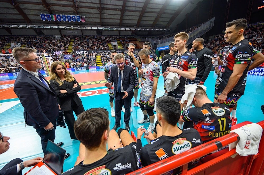 Campeón Perugia debuta con éxito en mundial de clubes de voleibol.