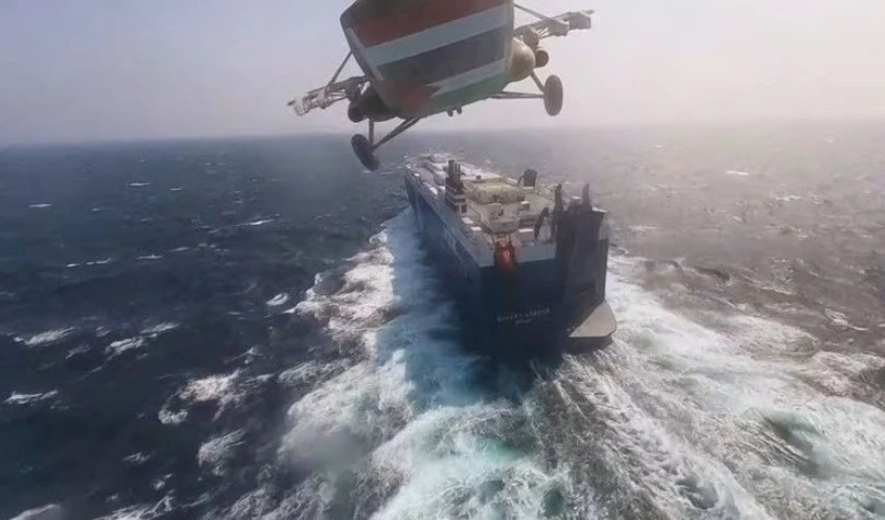 Helicóptero militar yemenita sobrevuela el carguero Galaxy Leader en el Mar Rojo.